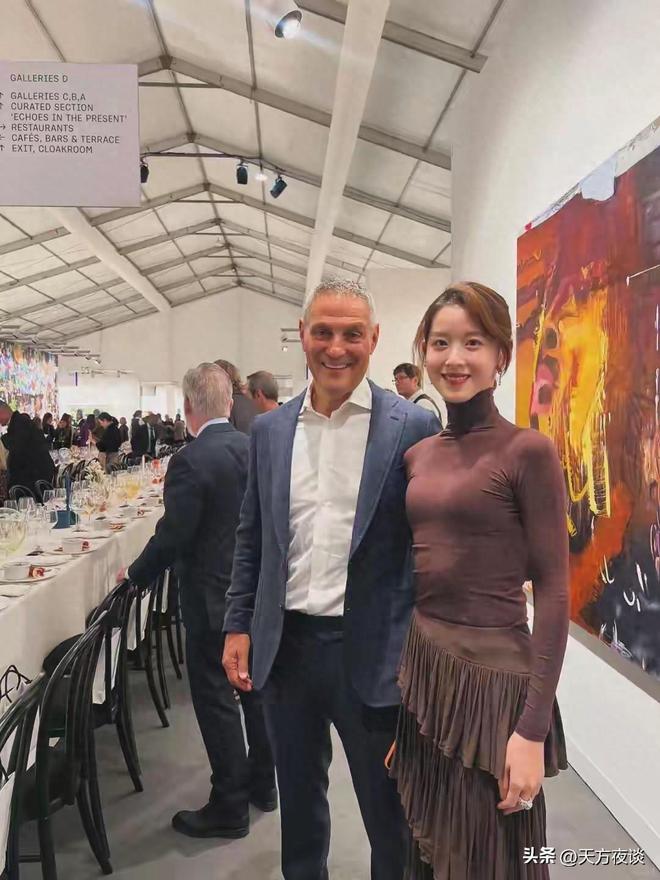 章泽天逛展穿搭藏玄机！百元感紧身上衣配70万耳环低调到极致