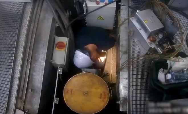 黄金耳钉掉进手扶电梯内地铁工作人员拆梯寻找半小时